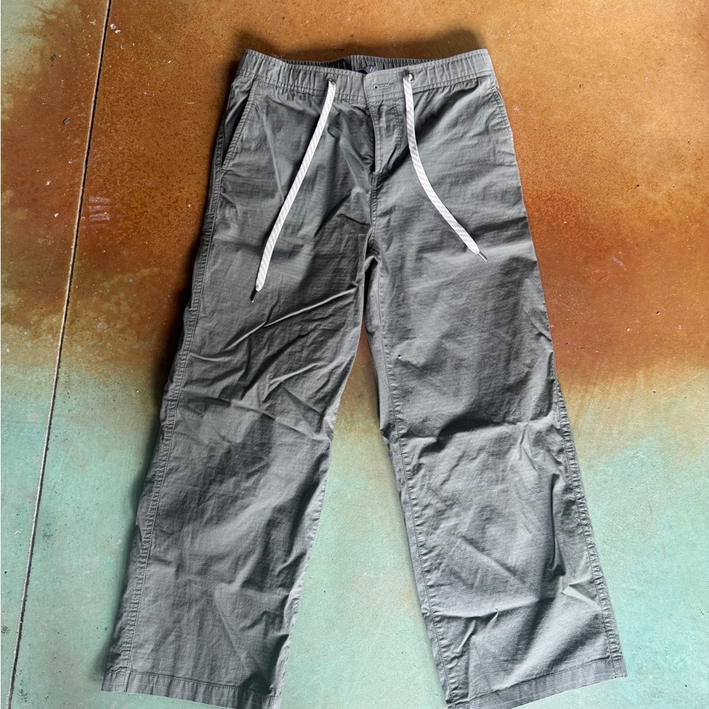 Vuori Ripstop Wide leg pants in Army